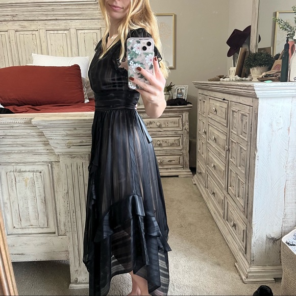 NWT BCBGMAXAZRIA SIZE 4 BLACK FLOWY HIGH LOW DRESS BLACK - Picture 4 of 9
